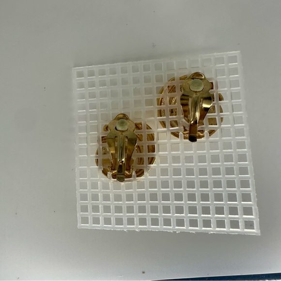 Vintage Chunky Pearl Gold-Tone Conch-Style Round Statement Costume Clip Earrings - Picture 5 of 8